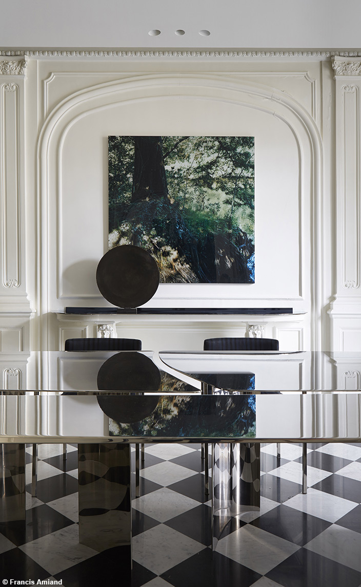 Bismut&Bismut - Architecte d'intérieur - interior designer -Salle à manger contemporaine - Table en miroir - Sol en damier noir et blanc -Signatures Singulières