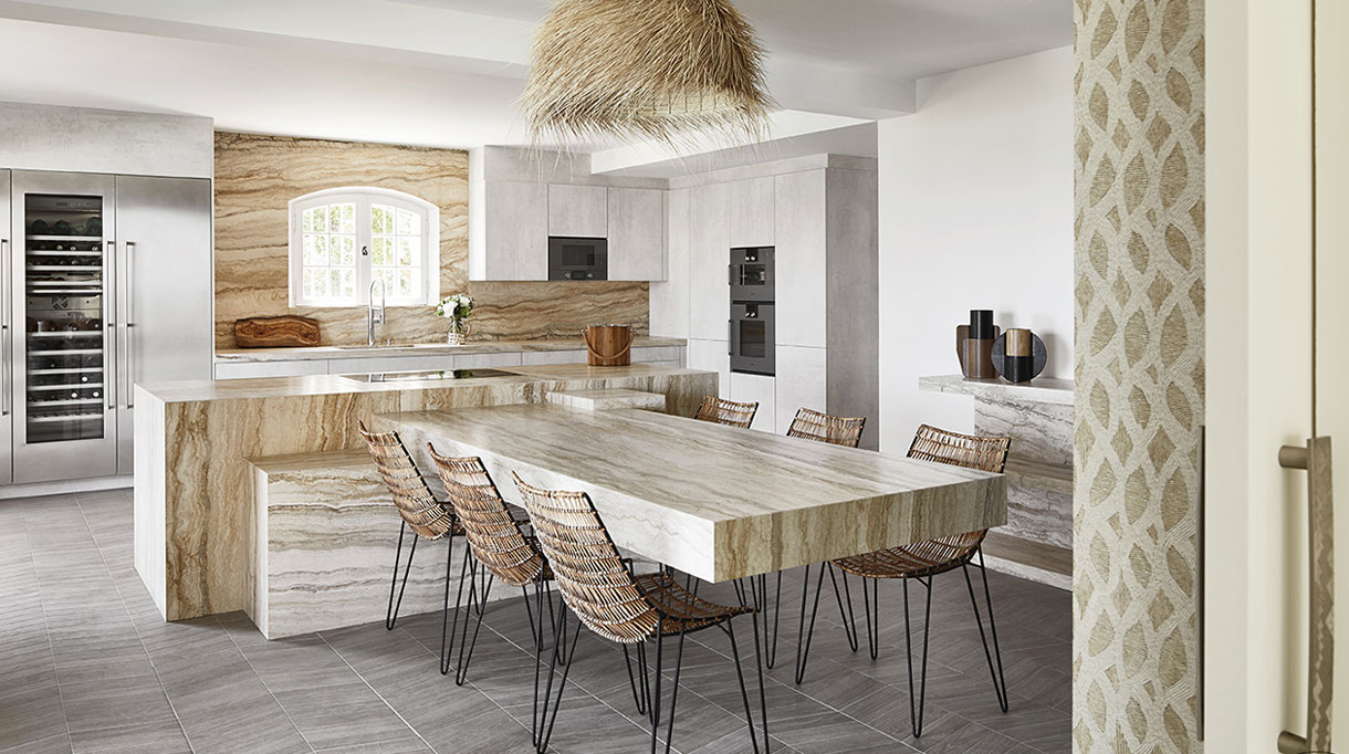 Marbrerie de la Seine - Cuisine en marbre - Sol en marbre - Stéphanie Coutas - Architecte d'intérieur - Abat-jour en raphia- Signatures Singulières - Magazine digital des talents Français