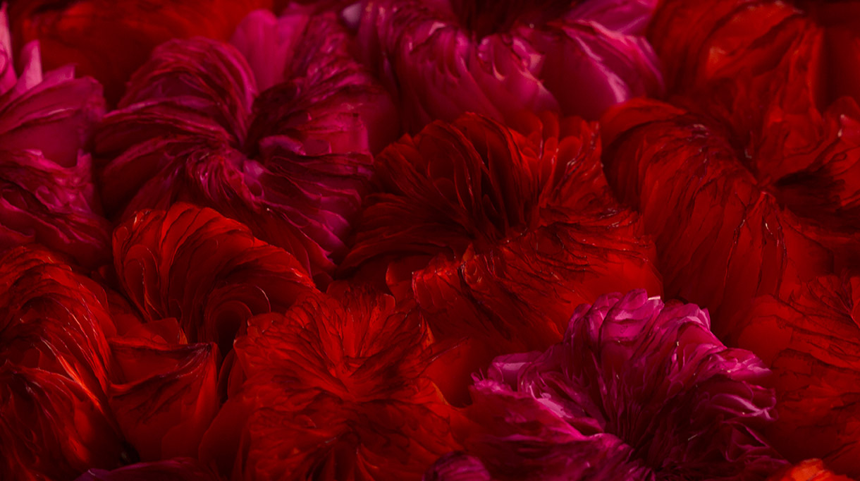 william amor - créateur upcycleur de fleurs artificielles - atelier créations messagères - Artiste plasticien - sacs plastiques recyclés - Rose rouge - savoir-faire français - Singulières - Magazine digital des talents Français