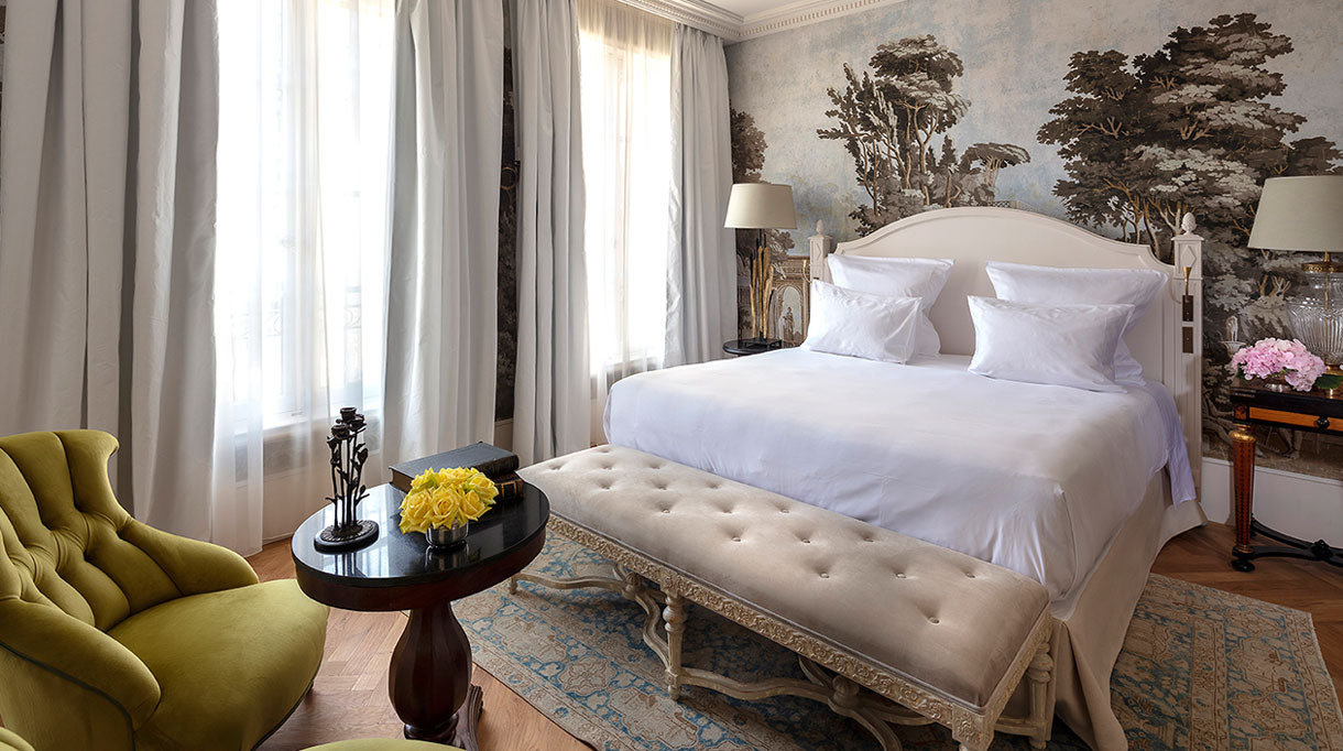 villa saint-ange - hotel, restaurant, spa à aix en provence - hotel 5 étoiles à aix en provence - hotel avec piscine à aix en provence - bastide du XVIIIe siecle - fauteuil jaune foncé capitonné - banquette écru capitonnée - guéridon empire - papier peint panoramique - rose jaune - signatures Singulières Magazine - magazine digital des talents français