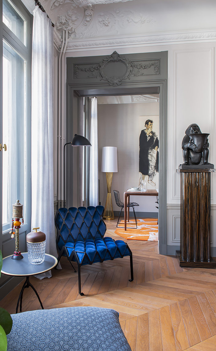 sebastien caron - caron et associes - architecte d'interieur - appartement parisien - Grands Magasins de La Paix - emile zola - Au bonheur des Dames - lampe serge mouille - fauteuil bleu plumbum - eric gizard designer - lampe baladeuse saint louis - tissus metaphores - coussins bleus - babouin en bronze - Arts Décoratifs français - signatures Singulières Magazine - magazine digital des talents français