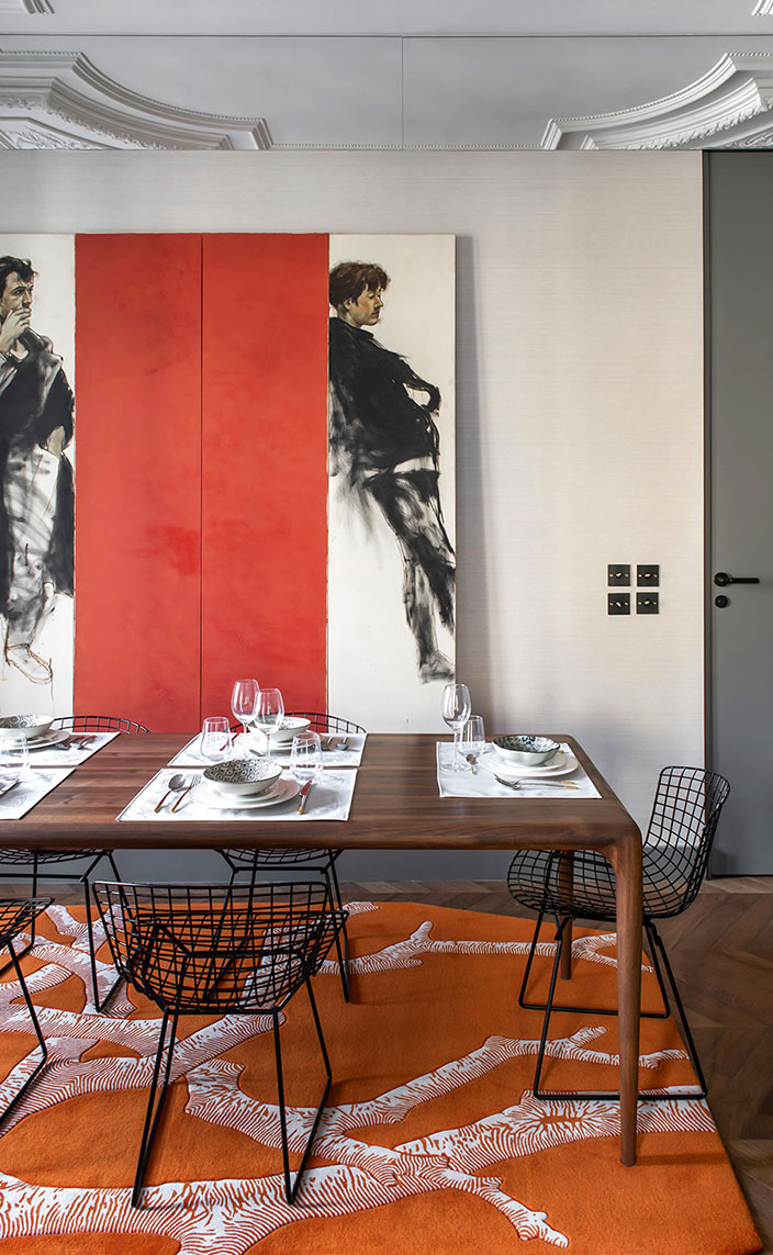 sebastien caron - caron et associes - architecte d'interieur - appartement parisien - Grands Magasins de La Paix - emile zola - Au bonheur des Dames - table de salle à manger en bois massif - table de la marque Artisan - tapis orange tai ping - zoé ouvrier - Chaises vintage Bertoia - Off Market - Harold Mollet - Toile de Gil Seong - Arts Décoratifs français - signatures Singulières Magazine - magazine digital des talents français
