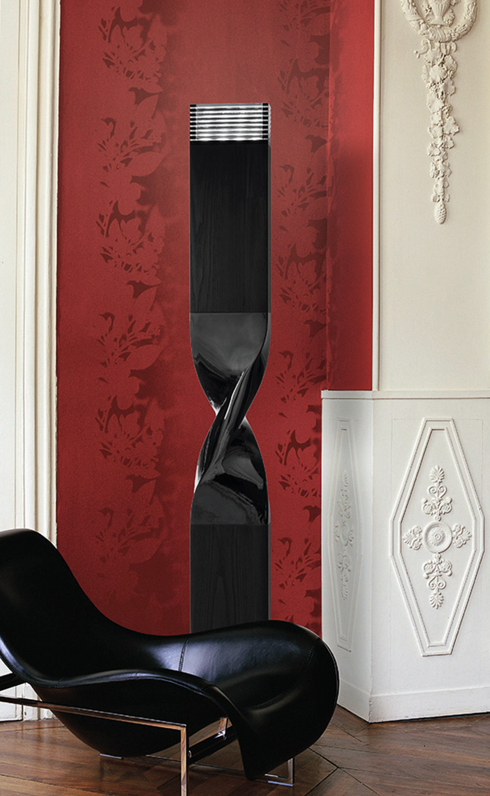 ateliers torsades - roger pradier - lampadaire noir en aluminium - fauteuil en cuir contemporain - mur rouge - Signatures Singulières Magazine