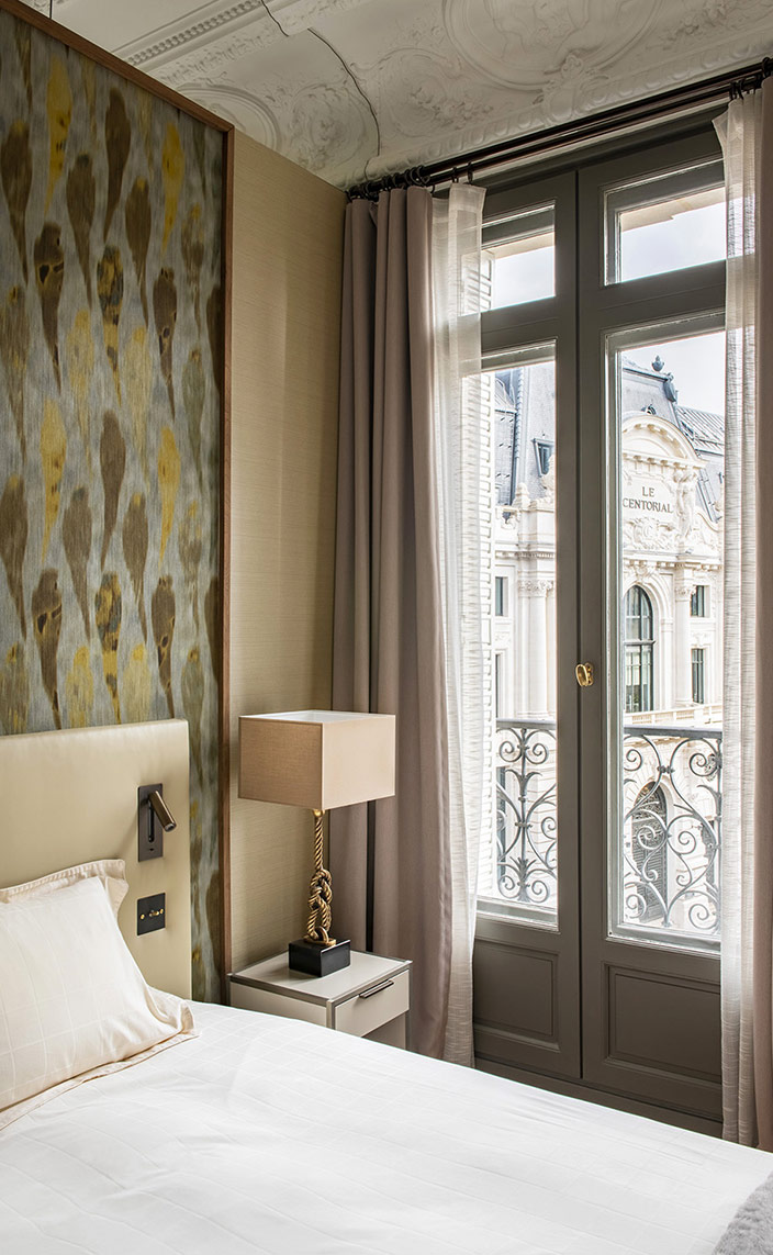 sebastien caron - architecte d'interieur - appartement parisien - Grands Magasins de La Paix - emile zola - Au bonheur des Dames - tete de lit en cuir beige - table de chevet ligne roset - papier peint arte - tissus Kvadrat - tissus Kinnasand - Arts Décoratifs français - signatures Singulières Magazine - magazine digital des talents français
