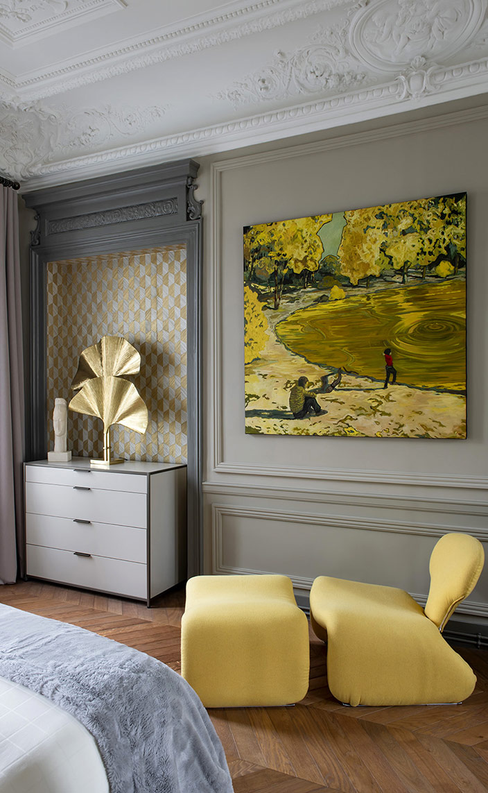 sebastien caron - caron et associes - architecte d'interieur - appartement parisien - Grands Magasins de La Paix - emile zola - Au bonheur des Dames - Fauteuil jaune Djinn du designer Olivier Mourgue - Off Market - Harold Mollet - Commode Ligne Roset - arts Décoratifs français - signatures Singulières Magazine - magazine digital des talents français