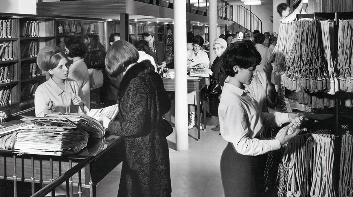 Houlès Passementerie - Showroom Houles dans les années 50 en noir et blanc - Galon sur coussin - Signatures Singulières - Magazine digital des talents Français