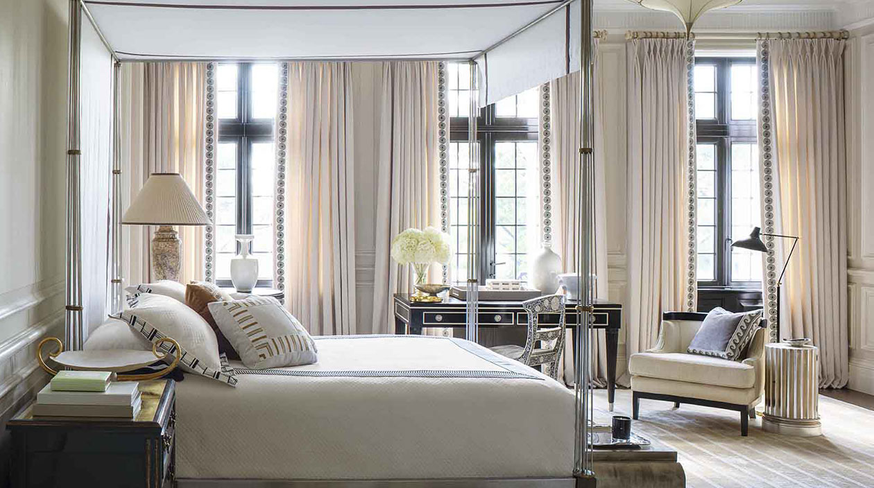 Houlès Passementerie - Galon sur coussin - Villa Kérylos - Michael Aiduss - architecte d'intérieur américain - couvre lit blanc avec galon - galon noir et blanc - lustre fortuny - bureau noir - fauteuil blanc - Signatures Singulières Magazine