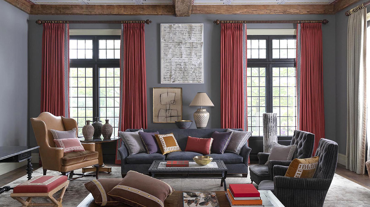 Houlès Passementerie - Galon sur coussin - rideau rouge - canapé bleu - coussin rouge - coussin prune - Signatures Singulières