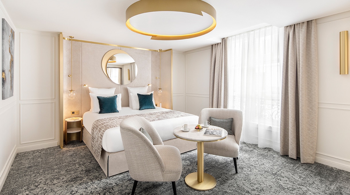 Maison Albar Hotels Le Vendome - hotel 5 étoiles à paris - fabien roque architecte d'intérieur - agence roque intérieurs - chambre d'hotel à paris - applique en laiton - suspension en laiton - coussin en velours bleu -Signatures Singulières Magazine - le magazine digital des talents français