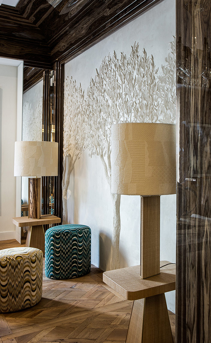 galerie stephanie coutas - galerie d'art - stephanie coutas - architecte d'interieur - bas relief en platre - corniche en vernis grand brillant avec inserts en métal - parquet de versailles - signatures Singulières Magazine - magazine digital des talents français -