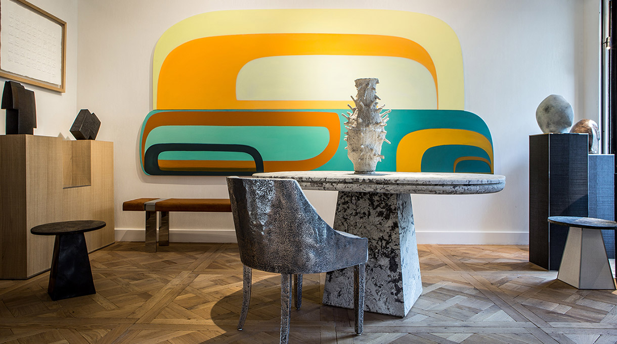 galerie stephanie coutas - galerie d'art - stephanie coutas - architecte d'interieur - table en marbre - œuvre picturale de Joanna Pousette-Dart - parquet de versailles - bronzes de Michel Rico - table en marbre - banc en nubuck et métal - signatures Singulières Magazine - magazine digital des talents français