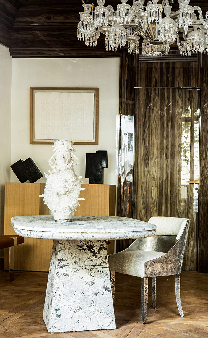 galerie stephanie coutas - galerie d'art - stephanie coutas - architecte d'interieur - table en marbre - lustre baccarat - parquet de versailles - bronzes de Michel Rico - table en marbre - signatures Singulières Magazine - magazine digital des talents français
