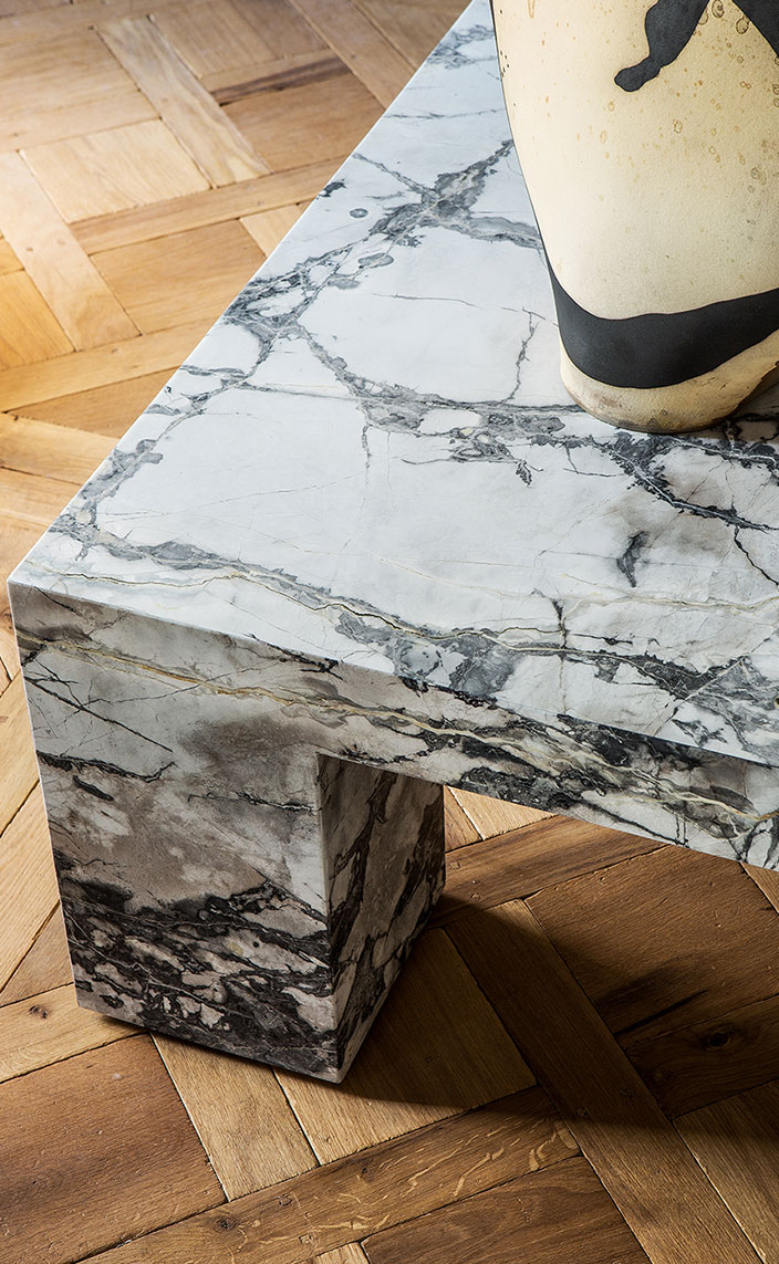 galerie stephanie coutas - galerie d'art - stephanie coutas - architecte d'interieur - table basse en marbre brossé - parquet de versailles - signatures Singulières Magazine - magazine digital des talents français