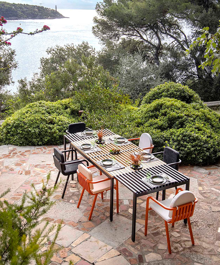 ego paris - table de jardin en aluminium - chaise de jardin orange - mobilier outdoor - savoir faire francais - signatures singulieres magazine