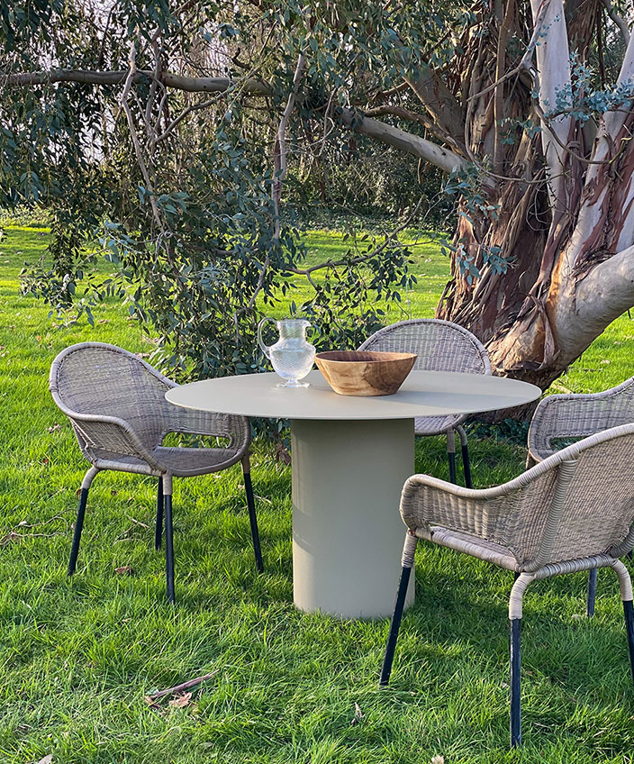 laurence du tilly - mobilier outdoor en acier - savoir faire francais - signatures singulieres magazine