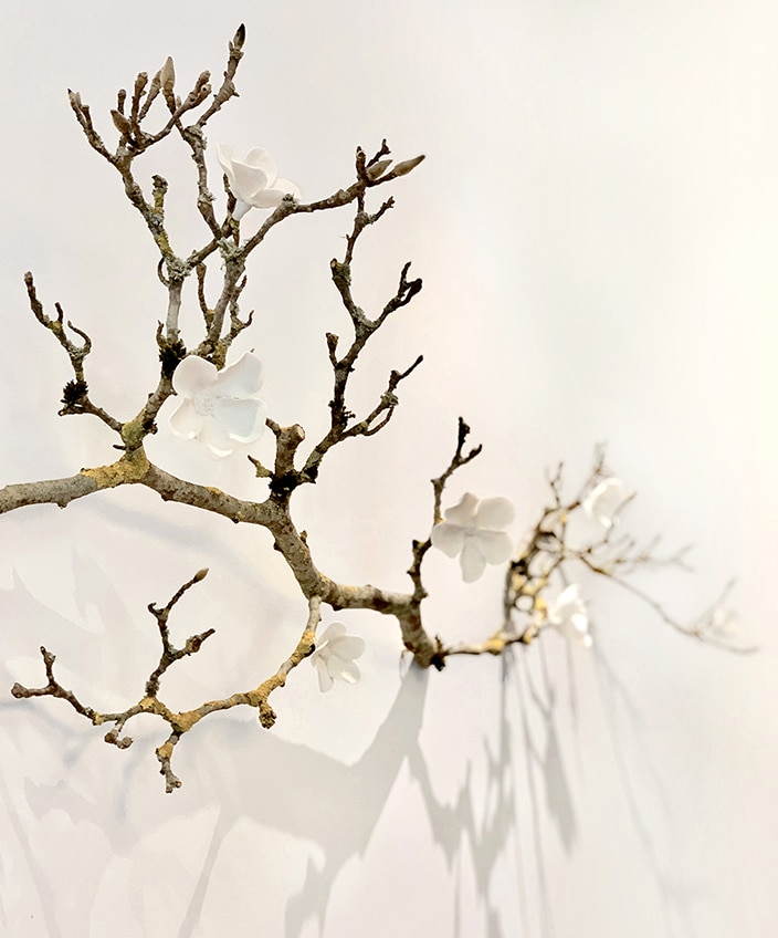 fleur enporcelaine - atelier monochrome - myrtille ronteix - signatures singulieres magazine