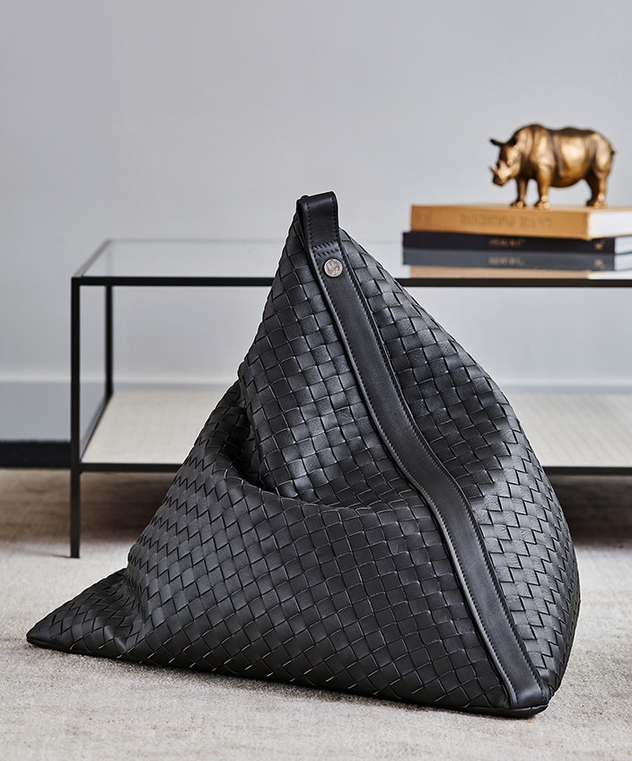 pouf en cuir noir - signatures singulières